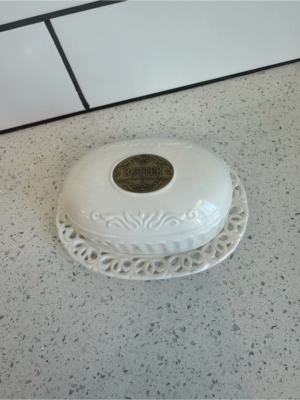 THL French Farmhouse White Ceramic Butter Dish w/ Bronze “BUTTER” Plaque – EUC
